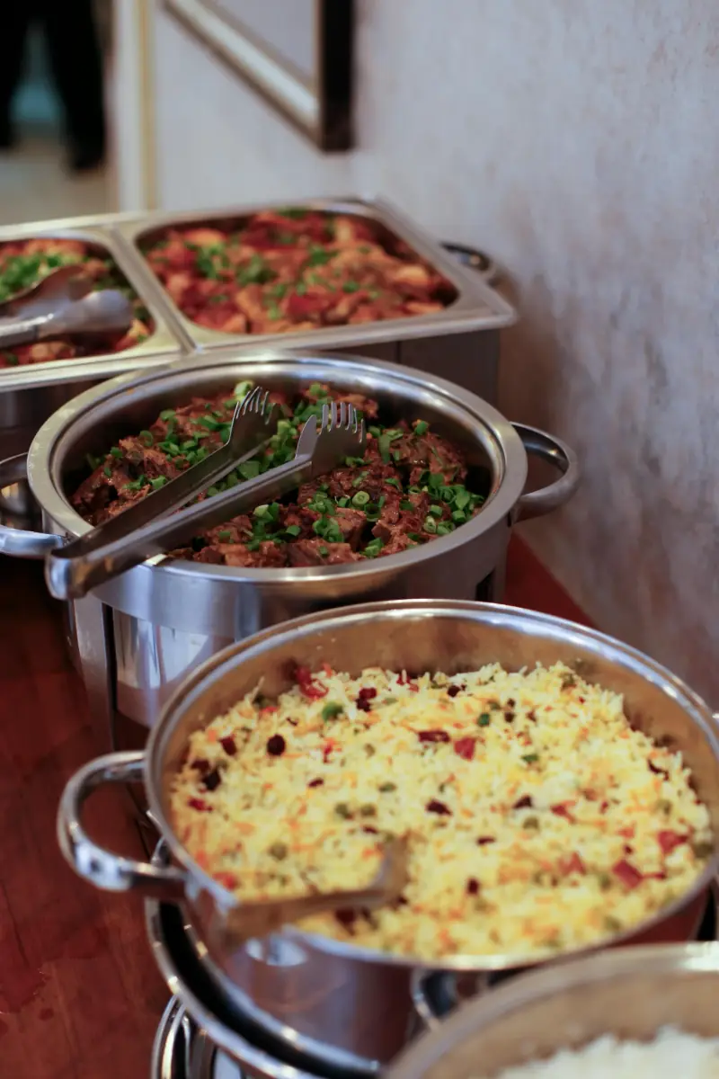 Warm buffet met diverse gerechten in chafing dishes