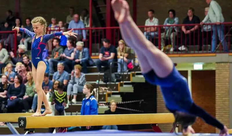 Turnwedstrijd in de sporthal van De Hege Fonnen