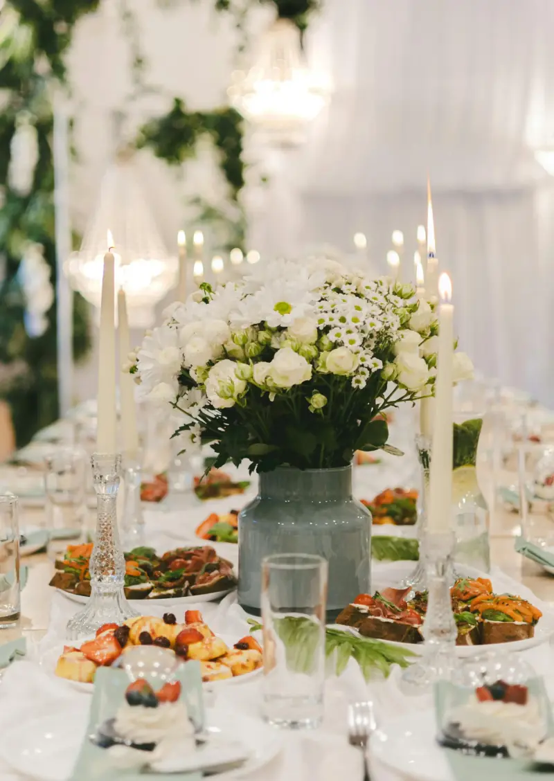 Gedekte tafel met bloemen voor een diner